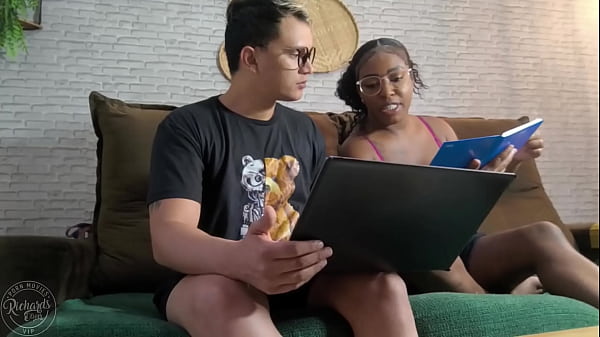 Image Jovens estudantes deixam de estudar para fuder no sof&aacute_ da sala.