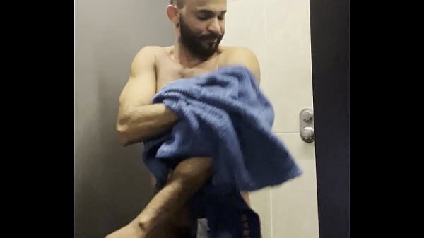 Image tomando banho no banheiro da academia