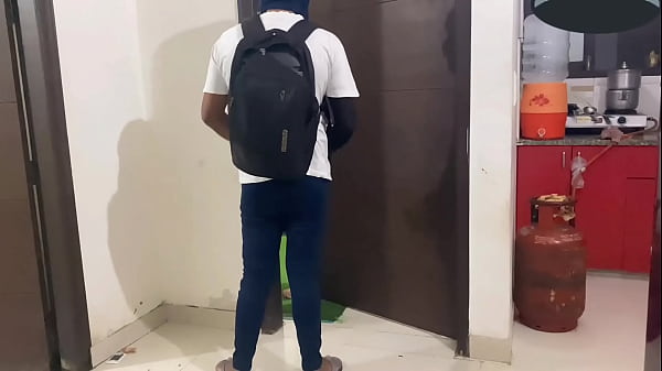 Image Dejo entrar al vecino a mi ba&ntilde_o y ese atrevido me come el culo