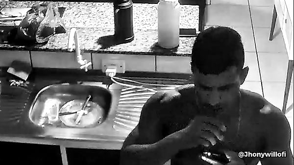 Image MEU NAMORADO ME PEGOU FAZENDO V&Iacute_DEO CHAMDA COM AMIGO DELE PELA C&Acirc_MERA DE SEGURAN&Ccedil_A