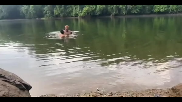 Image Fodendo no rio na chuva com urso gostso e outro tesudo