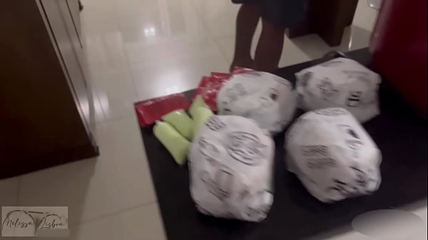 Image Pedi um lanche e o entregador do ifood fez um lanchinho tamb&eacute_m, comeu minha buceta e gozou na minha boca