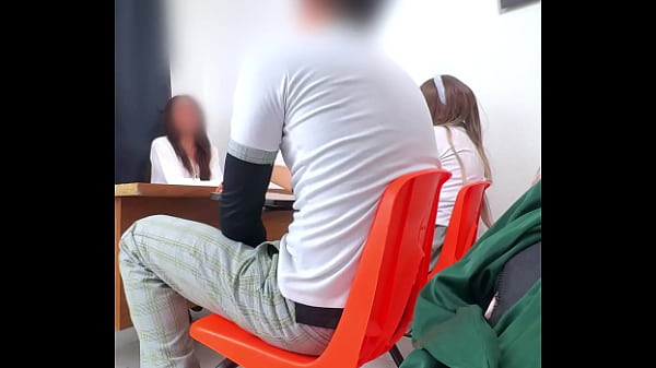 Image MAESTRA MEXICANA Poniendo Examen Extraordinario a Estudiantes en el sal&oacute_n! HAY OTRA Manera de Pasar MAESTRA? Les pide Cuerpo para pasar la Materia!