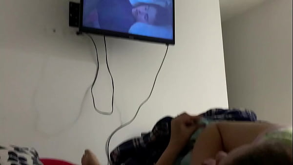 Image Mi hermanastra juega con mi verga mientras vemos una pel&iacute_cula en mi cuarto