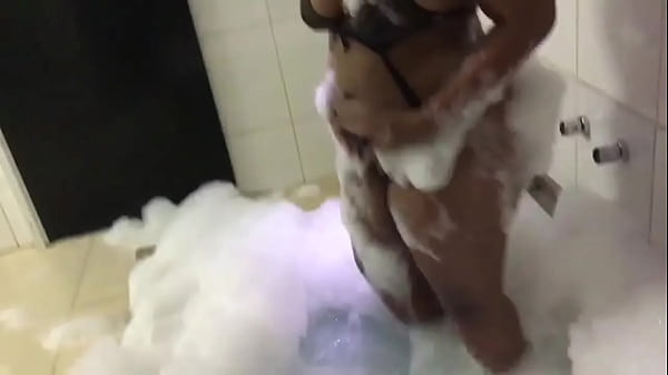 Image MORENA NA BANHEIRA DE ESPUMA SENSUALIZANDO
