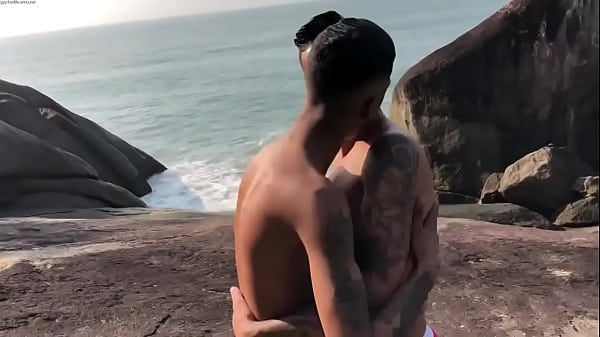 Image DOIS MALOKAS SE PEGANDO NA PRAIA. - FREE