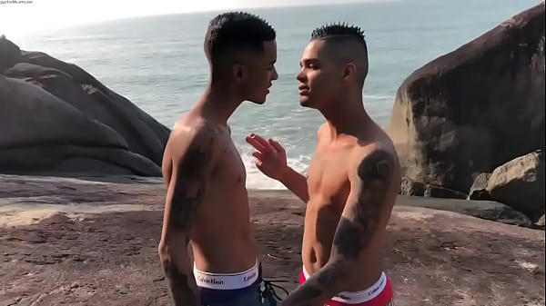 Image DOIS MALOKAS SE PEGANDO NA PRAIA.