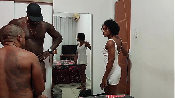 Image Minha esposa me flagrou mamando, mandou eu dar pro neg&atilde_o e &eacute_ claro que eu obedeci