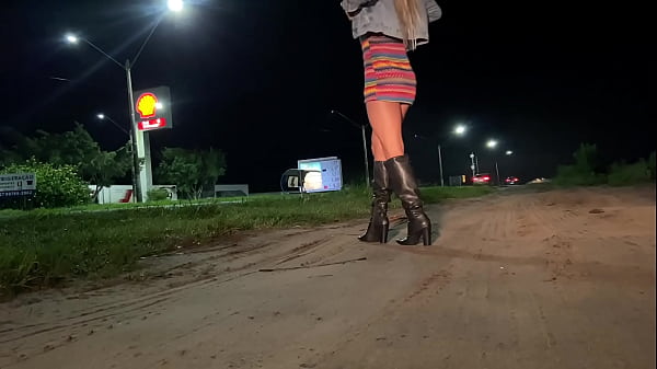Image CAMINHEIRO CASADO COLOCOU A SAFADA PRA CHUPAR NA BEIRA DA ESTRADA