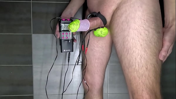 Image velikonočn&iacute_ malov&aacute_n&iacute_ vajec na oholen&yacute_ penis a varlata barvou na tělo