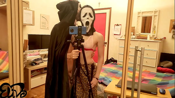 Image SCREAM ad halloween se lo FA SUCCHIARE dalla SEXY fidanzata