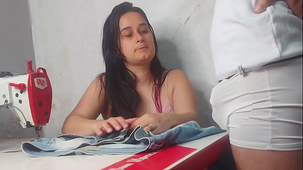 Image Costureira observando ere&ccedil_&atilde_o do cliente!
