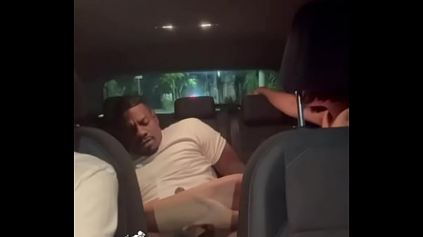 Image Asi&aacute_tica Gostosa sentando gostoso no motorista de Uber enquanto Noivo Dirige pro BBC Foder