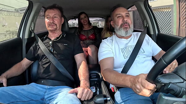 Image Carlos Urach estreia com duas gostosa na carona do Ted