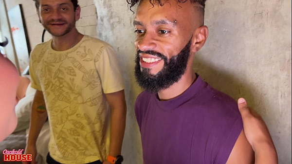 Image Garota infiel num menage a trois com homens mais velhos