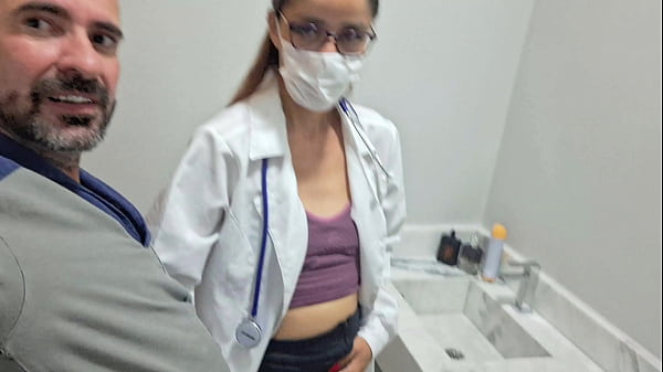 Image VAZOU v&iacute_deo da enfermeira fodendo dentro do banheiro do hospital!