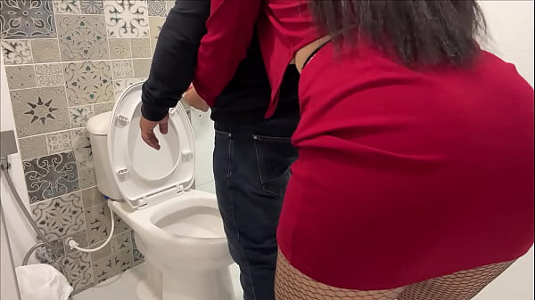 Image SEXO EN EL BA&Ntilde_O DE LA OFICINA CON SECRETARIA ALTA Y CULONA TERMINA EN CREAMPIE CREMOSO
