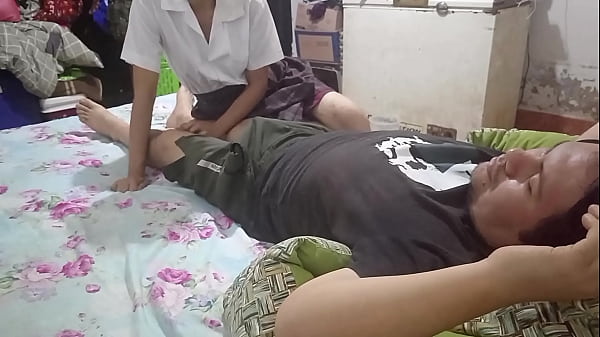 Image Tonta colegiala pensaba que su padrastro no la escuchaba y le ense&ntilde_&oacute_ que cuando tocas verga adulta te toca abrirte las piernas y ser tratada como la puta qu&eacute_ eres