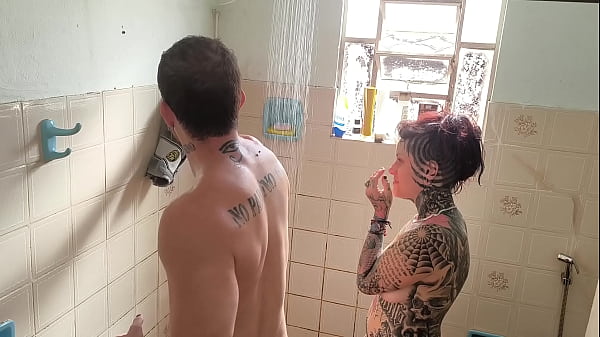 Image quem nunca sonhou foder a meia-irma no banho ?