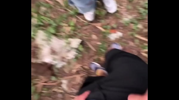 Image novinho vai ca&ccedil_ar piroca no mato e encontra 4 dotados e fode l&aacute_ mesmo