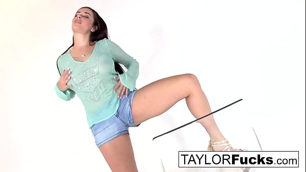 Image Sexy Taylor Vixen gets nude