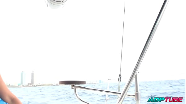 Image Dos chicas comiendo co&ntilde_o en un barco en alta mar en Barcelona