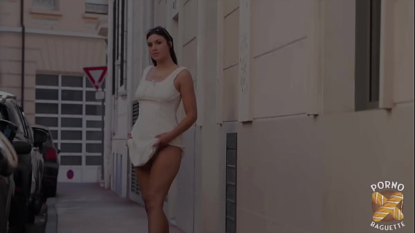 Image Laury, divine brune, se fait baiser comme il faut