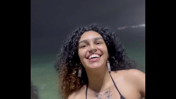 Image Novinha casada perde o telefone e vazam v&iacute_deos transando na praia de Ipanema arpoador