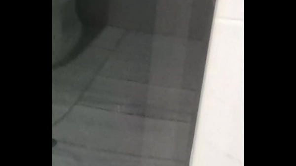 Image padrastro tiene una ereccion al espiar asu hijastra en la ducha