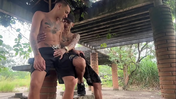 Image dois novinhos foram fumar no mato e acabaram fudendo sem camisinha