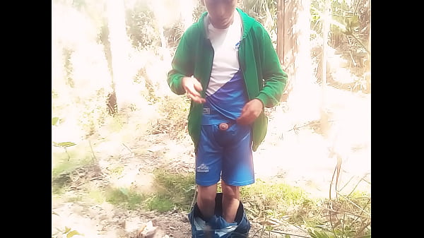 Image Chico se masturba en el monte