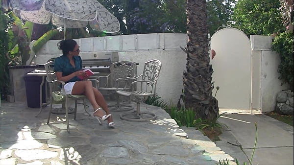 Image Claudia Valentine, MILF brune aux gros seins, suce et l&egrave_che le cul de son homme