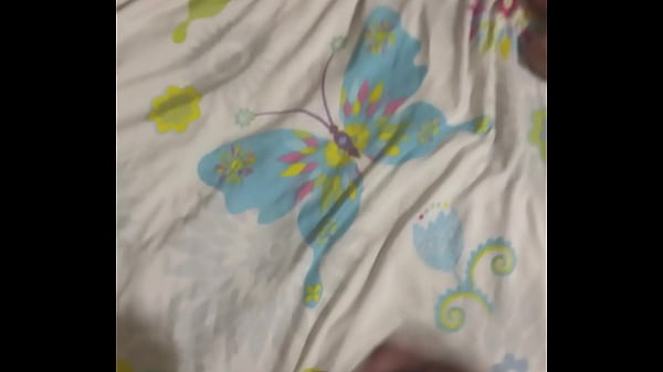 Image Mi hermanastra llega de una fiesta y queda profunda, aprovecho y entro a su habitaci&oacute_n sin que nadie se de cuenta y me masturbo y le meto me leche en su co&ntilde_ito y culo con mis dedos.