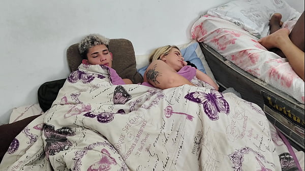 Image Madrasta substitui sua meia  irm&atilde_ como amante para engravidar do seu marido enquanto isso no edredom com seu entiado ele super inocente trepa com a linda. Madrasta ( Big Brother sexo no edredom)