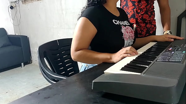 Image Clases ardientes en ropa interior como perra y se viene sobre su culazo
