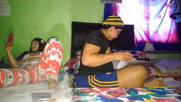 Image Me masturbo mi gran co&ntilde_o mientras mi hermanastra hace la tareas de la universidad