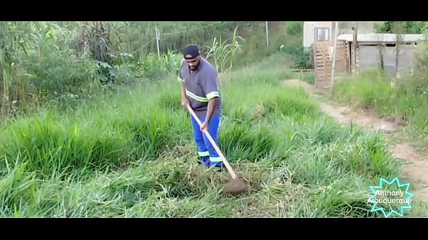 Image Meu vizinho jardineiro veio devolver a enchada e caiu de boca quando me flagrou batendo uma punheta completo no Red