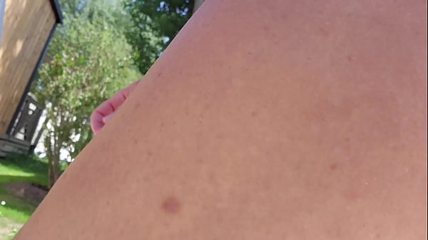 Image Je me risque &agrave_ une balade matinale nu dans un camping