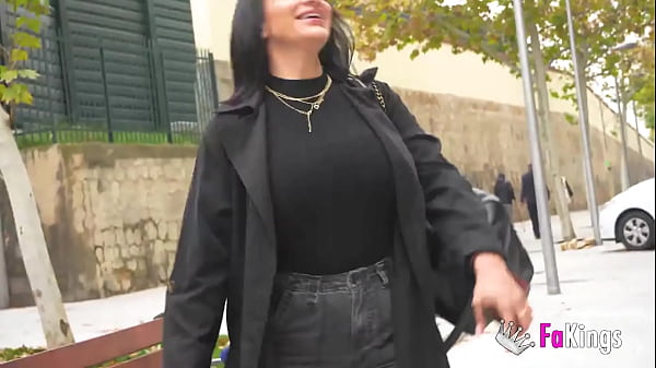 Image SEXUAL TOUR in Madrid. The HUGE TITS of Nelia Estrada know the capital