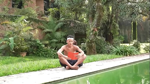Image DANDO LEITE PRO NOVINHO NA PISCINA DO HOTEL.