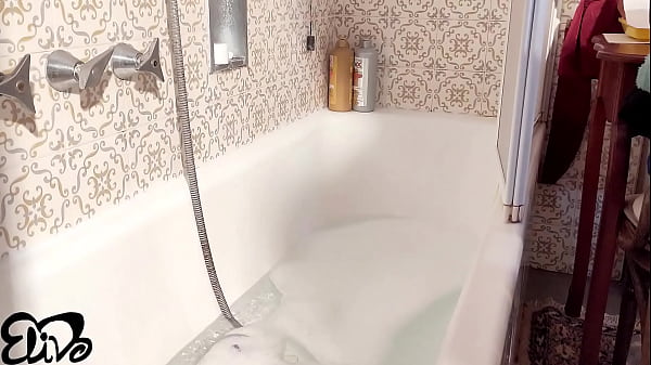 Image Couple in the BATHTUB, lots of FOAM and a cock to RIDE!