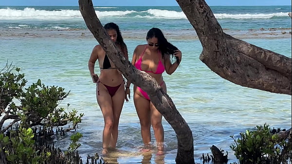 Image Duas gostosas curtindo a praia da Enseada dos Corais - Cabo - PE