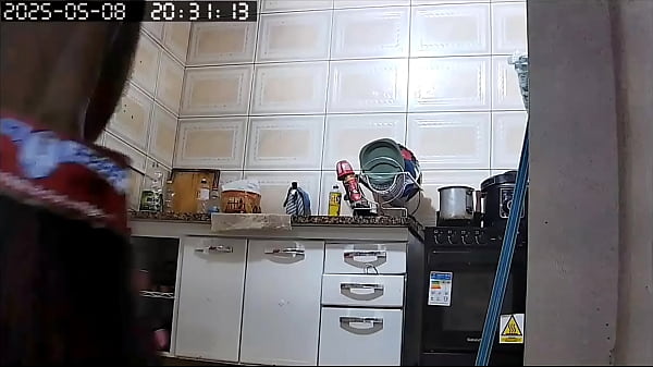 Image Camera flagra vizinha gostosa arrumando casa e mostrando sua grande buceta