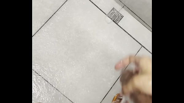 Image Masturb&aacute_ndome en el ba&ntilde_o del gym
