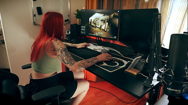 Image Gamer Girlfriend Gets Her Pussy Licked and Fucked While Playing PC Games