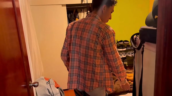 Image Estaba follando a pelo con mi vecino cuando mi amigo se calent&oacute_ y tambi&eacute_n quiso meterle su verga hasta llenarle el hoyo de mecos