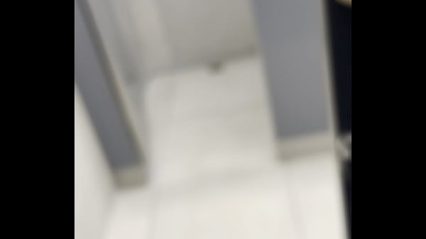 Image Masturb&aacute_ndome en el ba&ntilde_o del gym - PARTE 2
