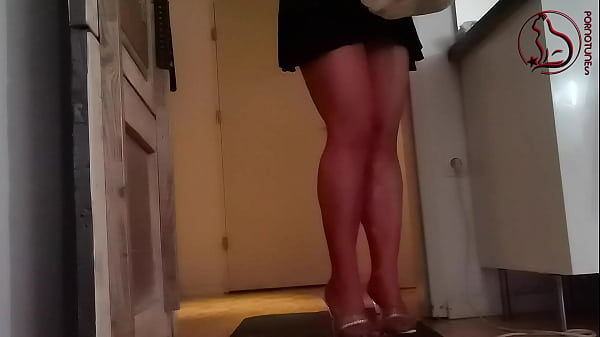 Image Curvy blond seduced delivery guy so he return to fuck her like an animal