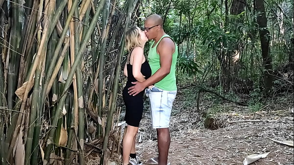 Image fucking behind the trees in a public park with a BBC - foder atr&aacute_s das &aacute_rvores num parque p&uacute_blico com uma BBC