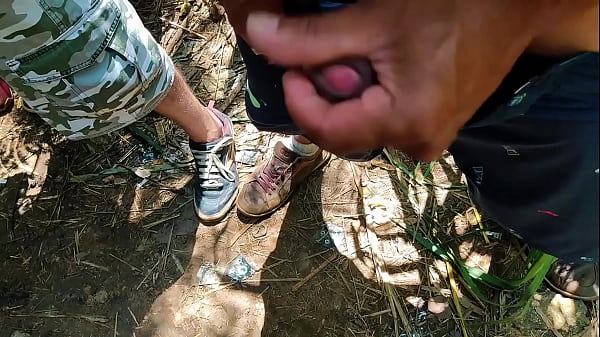 Image Subi a trilha e no caminho encontrei um cafu&ccedil_u na punheta e do lado v&aacute_rios machos se pegando, logo entrei na orgia.